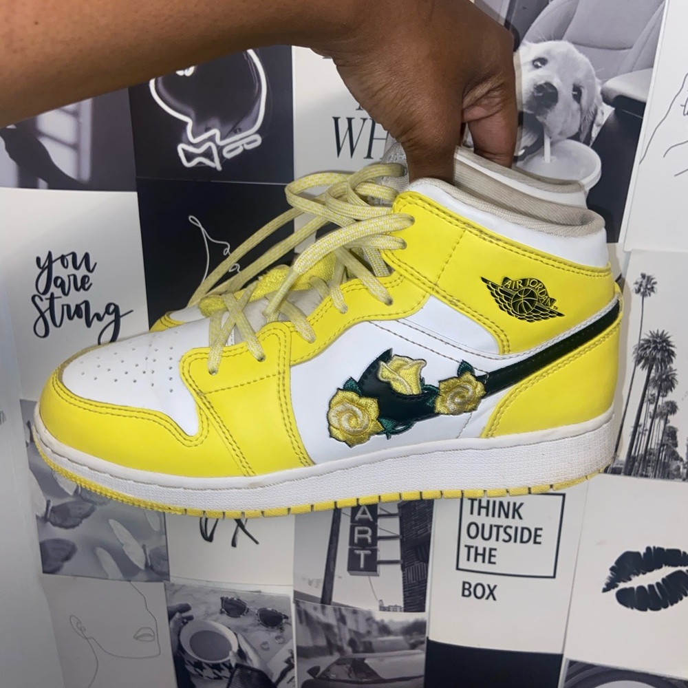 Jordan 1 Mid yellow